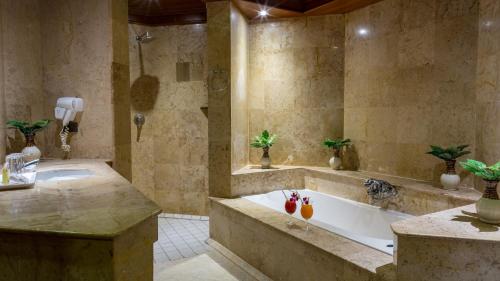 卡隆沙灘的住宿－Pacific Club Resort，大型浴室设有浴缸和淋浴。