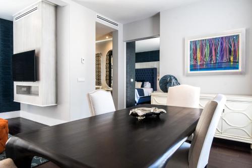 a dining room with a table and white chairs at Marsella 45 in Hermosillo