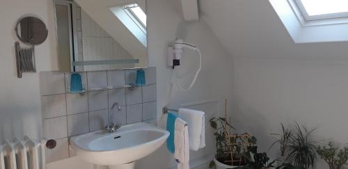 Bathroom sa Logis hôtel LE COR D'ARGENT
