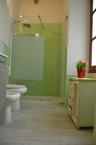 a bathroom with a shower and a toilet and a sink at Appartamento il Riccio in Portoferraio