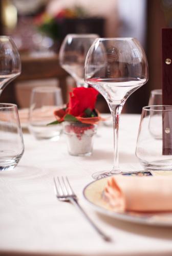 - une table avec des verres à vin et une assiette de nourriture dans l'établissement Logis hôtel LE COR D'ARGENT, à Argent-sur-Sauldre