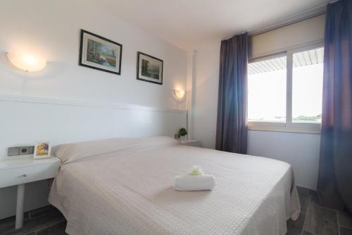 ein Schlafzimmer mit einem weißen Bett und einem Fenster in der Unterkunft Arquus II Iberplaya in Salou