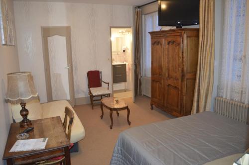 Postel nebo postele na pokoji v ubytování Logis hôtel LE COR D'ARGENT