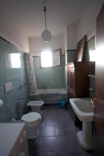 a bathroom with a toilet and a sink and a tub at Tenuta Argiano in Mesagne