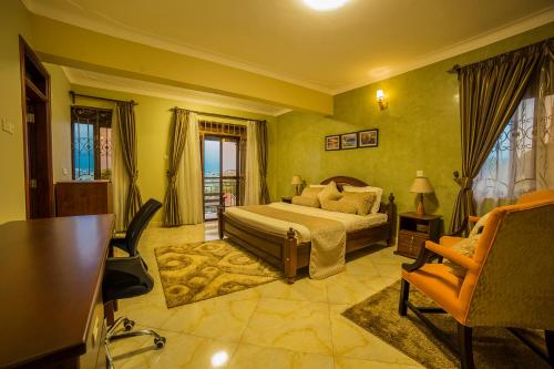 um quarto com uma cama, uma secretária e uma cadeira em Greens Guest Homes em Mutungo