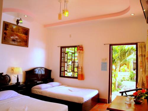 Кровать или кровати в номере Hoang Kim Golden Resort