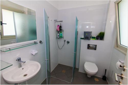 Bathroom sa עכו דירה חדשה ליד הים- Akko-brand new apartment