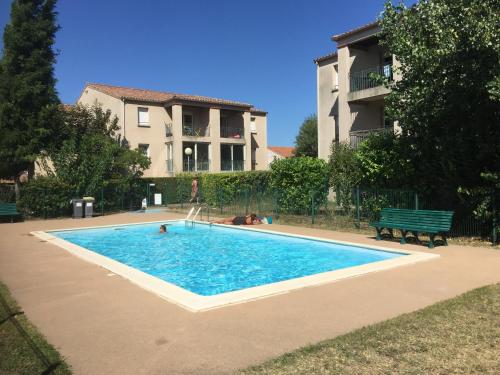 een zwembad voor een huis bij Les iris in Carcassonne