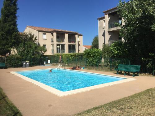 une piscine devant une maison dans l'établissement Les iris, à Carcassonne