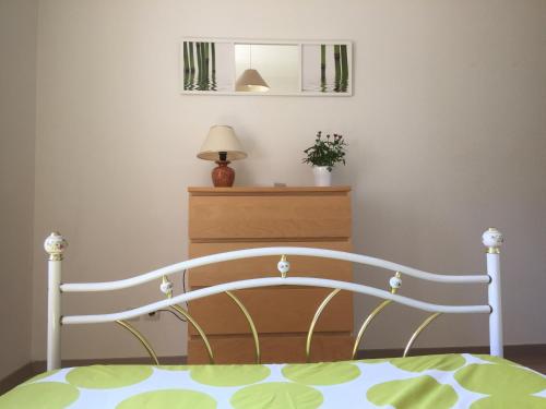 une chambre avec un lit et une commode avec un miroir dans l'établissement Les iris, à Carcassonne