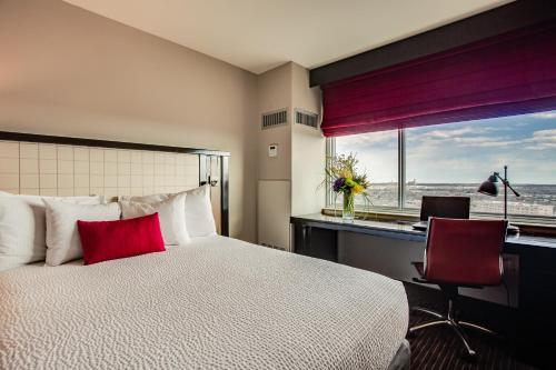 Кровать или кровати в номере Overton Hotel and Conference Center