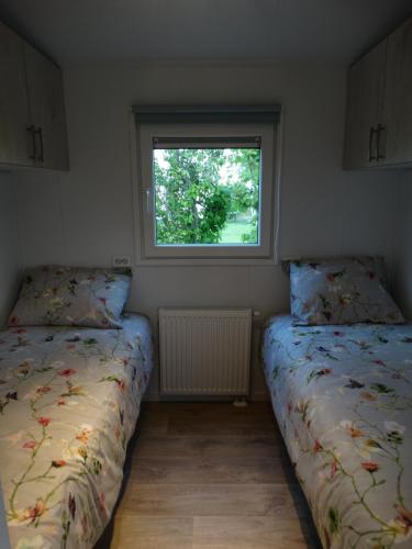 מיטה או מיטות בחדר ב-Minicamping Zonnehoek
