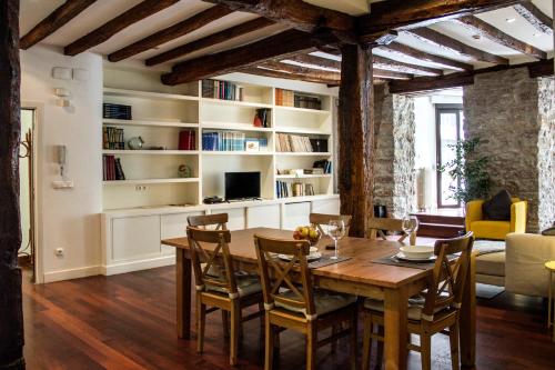 comedor con mesa, sillas y sofá en Central, Spacious and Authentic Family Apartment, en San Sebastián