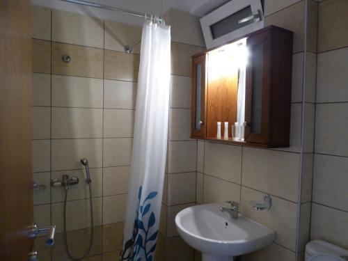 A bathroom at The Sea View Apartments