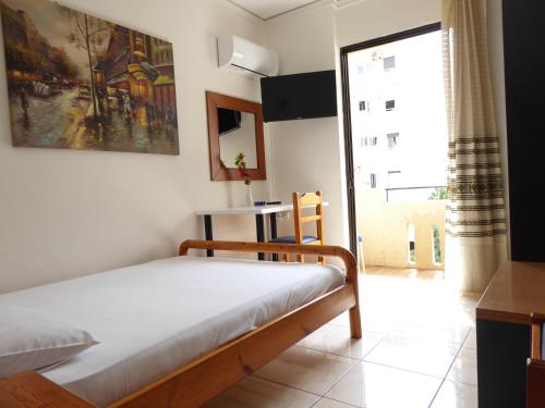1 dormitorio con cama y ventana grande en The Sea View Apartments, en Rethymno