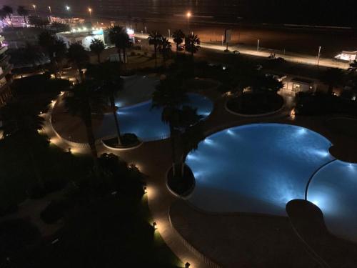 una vista aérea de una piscina por la noche en Jardin Del Mar, Av del Mar, en Coquimbo