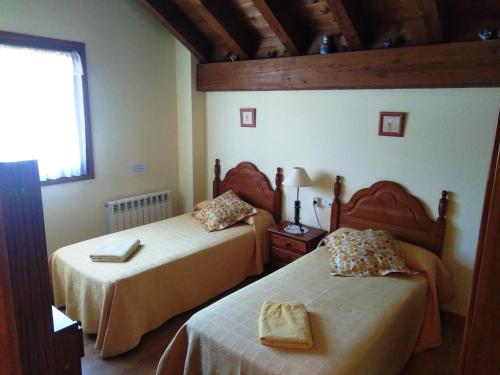 1 dormitorio con 2 camas y ventana en Casa Rural Irugoienea, en Espinal-Auzperri