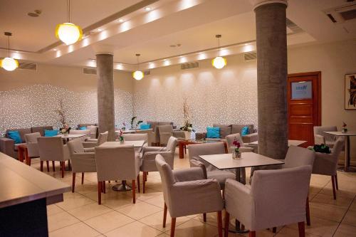 Pyramos Hotel tesisinde bir restoran veya yemek mekanı