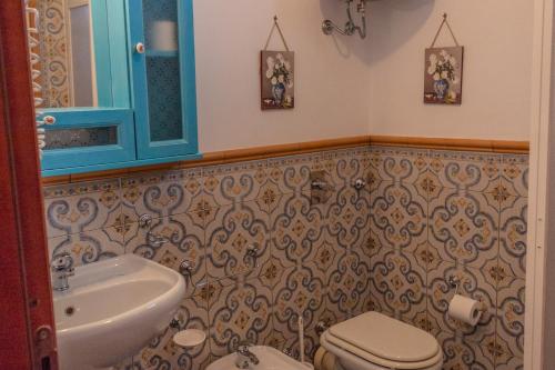 a bathroom with a toilet and a sink at Villa Azzurra con vista sul mare in San Vito lo Capo