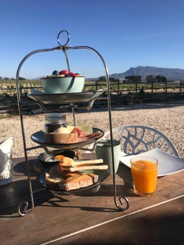 een dienblad met eten op een tafel met een bord met eten bij Rancho de Sueños in La Zarza