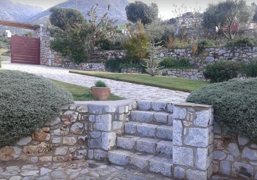 Jardín al aire libre en Focalion Castle Luxury Suites