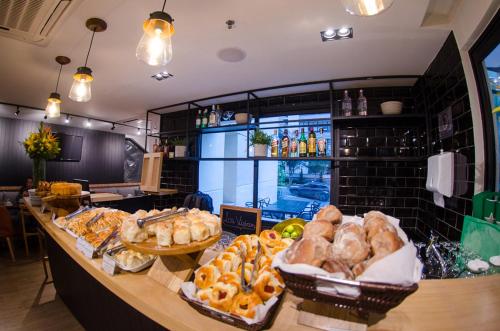 uma padaria com pão e pastelaria num balcão em Transamerica Executive Bela Cintra (Paulista) em São Paulo