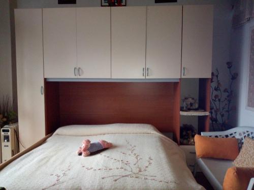um bebé deitado numa cama num quarto em SoleLuna B&B em Cropani