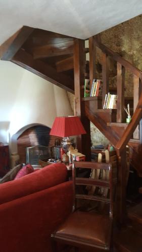 a living room with a couch and a table with a lamp at Casa do Castelo - Óbidos in Óbidos