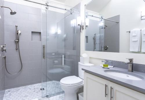 a bathroom with a toilet and a shower and a sink at Southbridge Napa Valley in St. Helena