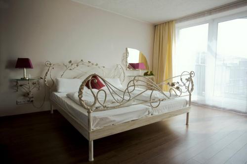 En eller flere senge i et værelse på Apartments Hotel Petersburg