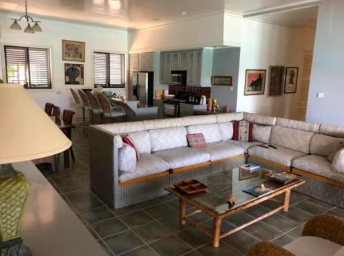Coin salon dans l'établissement Bequia Beachfront Villas