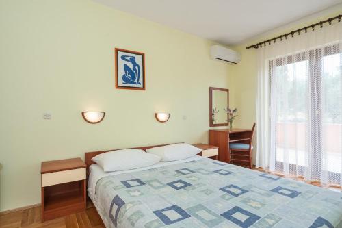ein Schlafzimmer mit einem großen Bett und einem Fenster in der Unterkunft Apartment Ante - sea view & serenity in Božava