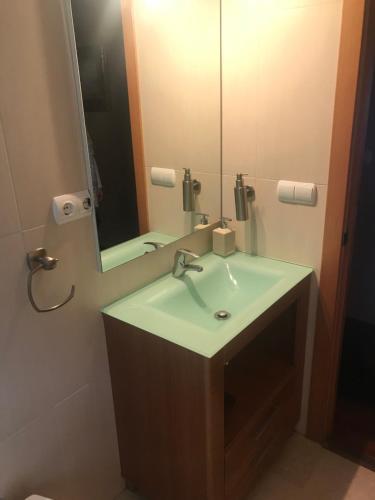 a bathroom with a sink and a mirror at Habitación doble independiente con baño compartido in Granada