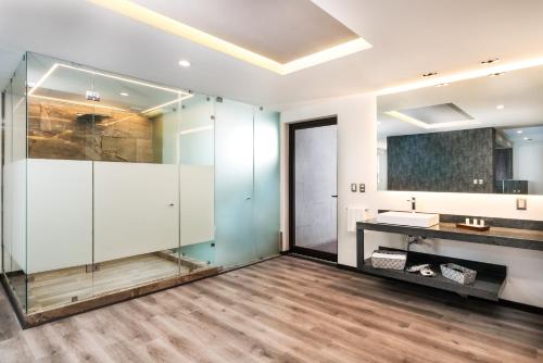 Koupelna v ubytování Kaia Suites