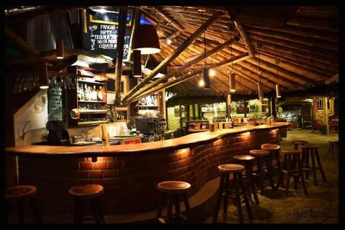 El salón o zona de bar de Hotel Bambú