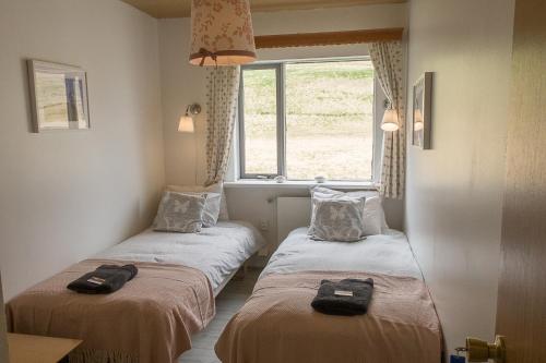 En eller flere senge i et værelse på Sudavik guesthouse