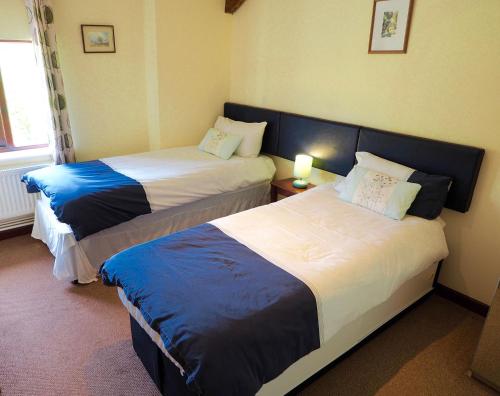 Кровать или кровати в номере Kingfisher Cottage at Duffryn Mawr Cottages