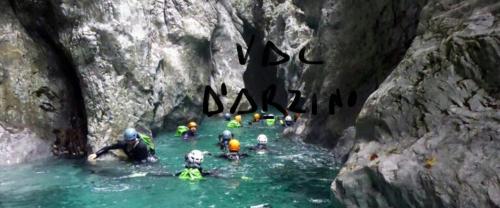 un grupo de personas en un río en una cueva en Camera a Maniago - Barcis - Valcellina en Vaiont