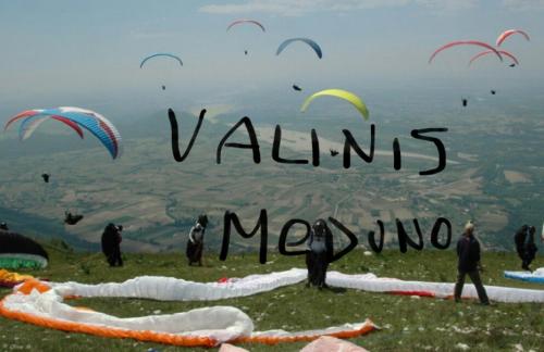 un grupo de personas volando cometas en la cima de una colina en Camera a Maniago - Barcis - Valcellina en Vaiont