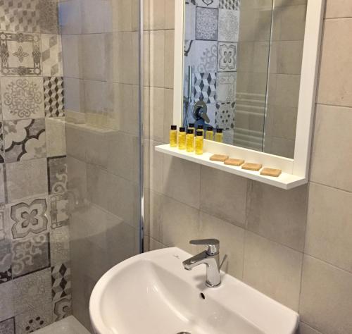 een badkamer met een wastafel en een spiegel bij Perfect Station in Santo Stefano di Magra