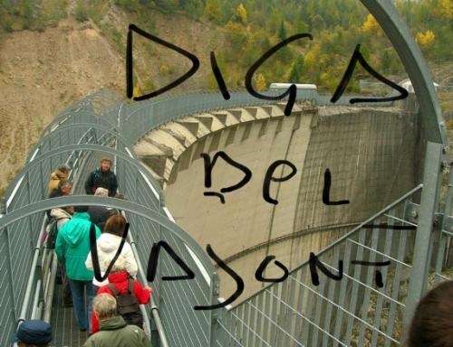 un grupo de personas en un puente con una señal en Camera a Maniago - Barcis - Valcellina en Vaiont