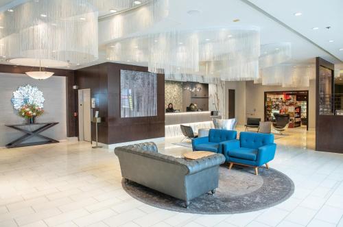 a lobby with a couch and blue chairs at Miyako Hotel Los Angeles in Los Angeles
