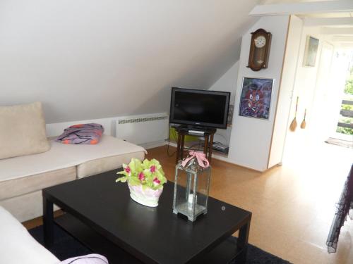 sala de estar con sofá y mesa en Hunetorpvej Holiday Apartment en Blokhus