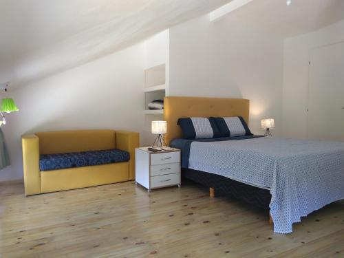 1 dormitorio con cama y banco. en Guest House Peter Flanders en Tigre