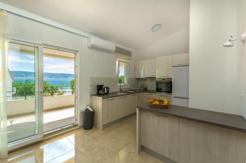 Köök või kööginurk majutusasutuses Apartments Villa Aquamarine