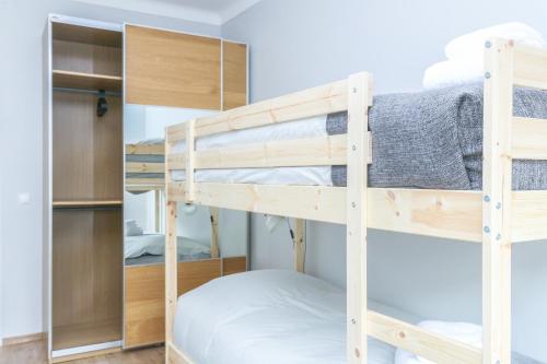 سرير بطابقين أو أسرّة بطابقين في غرفة في Tejo I Apartment