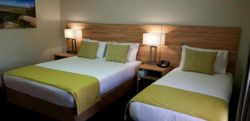 Кровать или кровати в номере Quality Inn Carriage House