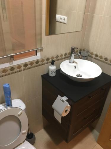 y baño con lavabo, aseo y espejo. en Plaza Rio Aguasvivas 5 BB, en Torremolinos