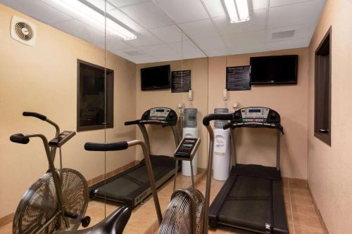 un gimnasio con 2 cintas de correr y una bicicleta en una habitación en Super 8 by Wyndham North Platte, en North Platte
