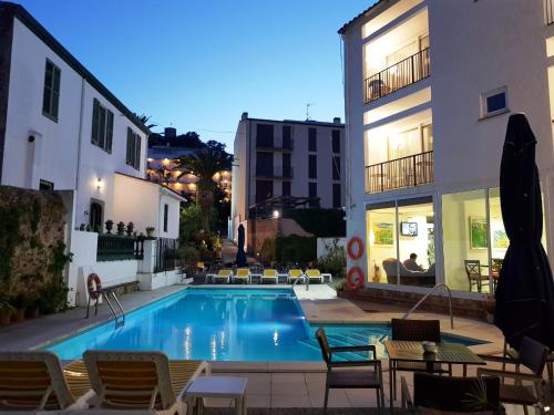 The swimming pool at or close to Hotel Sant March